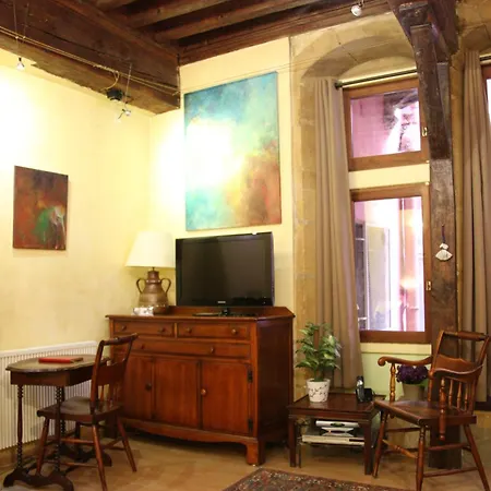 Apartment Vieux Cour Renaissance *